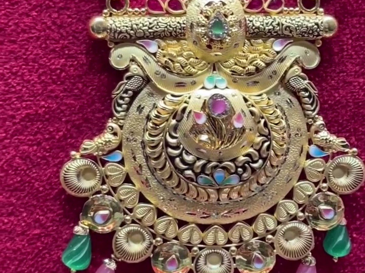 Detailed 22K gold work with stone setting at Nakoda Gold, Ambernath East