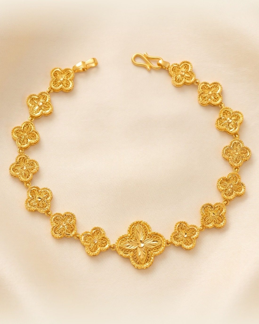 Clover Link Bracelet, 22K Gold, 10.380 g