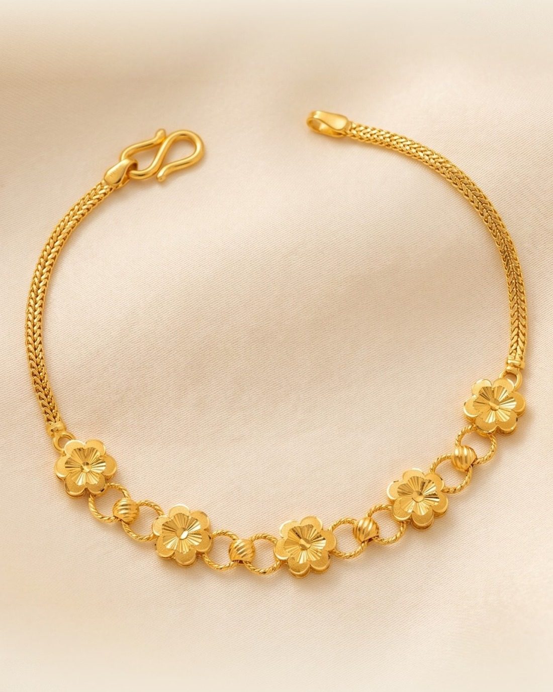 Five Flower Link Bracelet, 22K Gold, 3.780 g