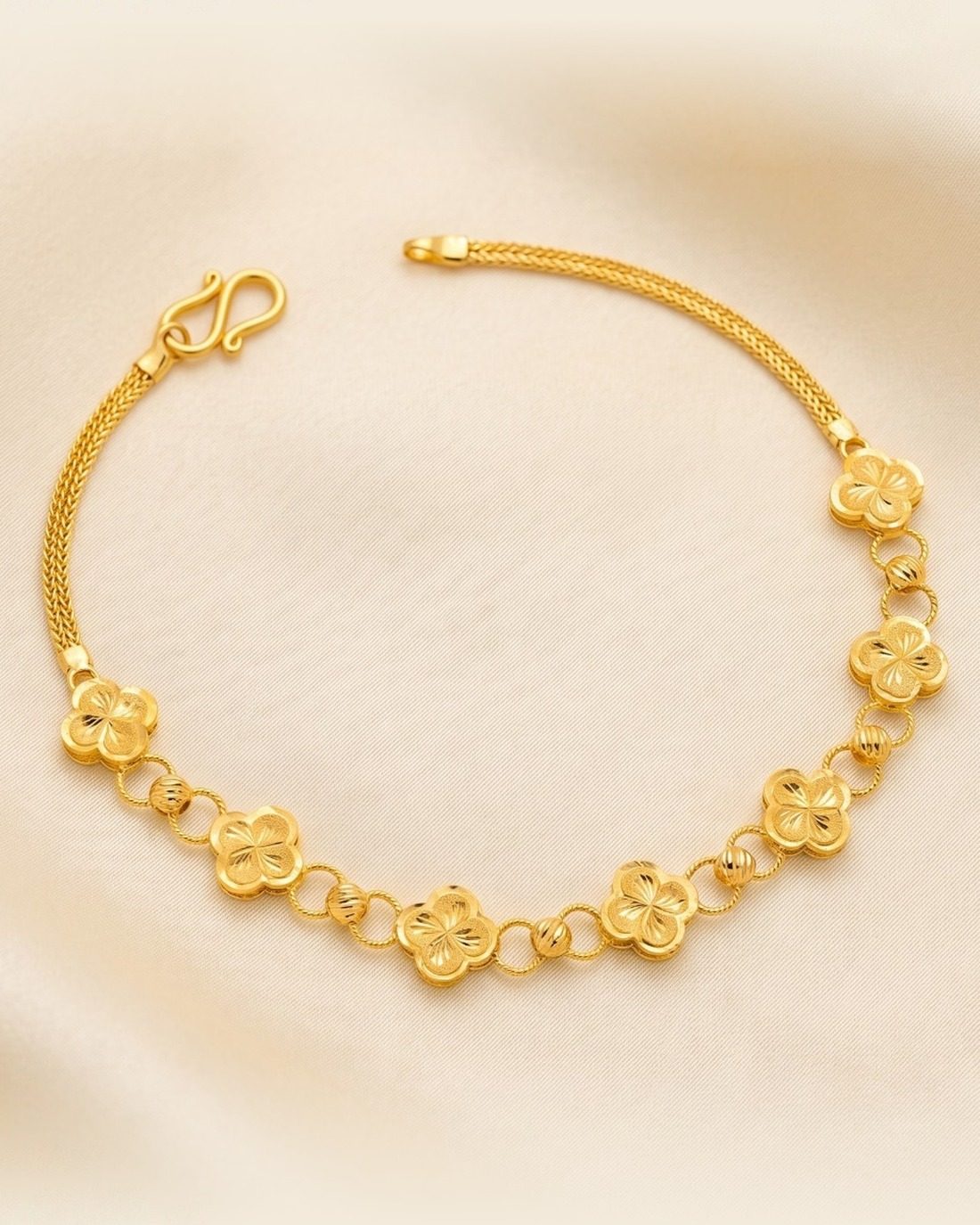 Flower & Ring Link Bracelet, 22K Gold, 3.830 g