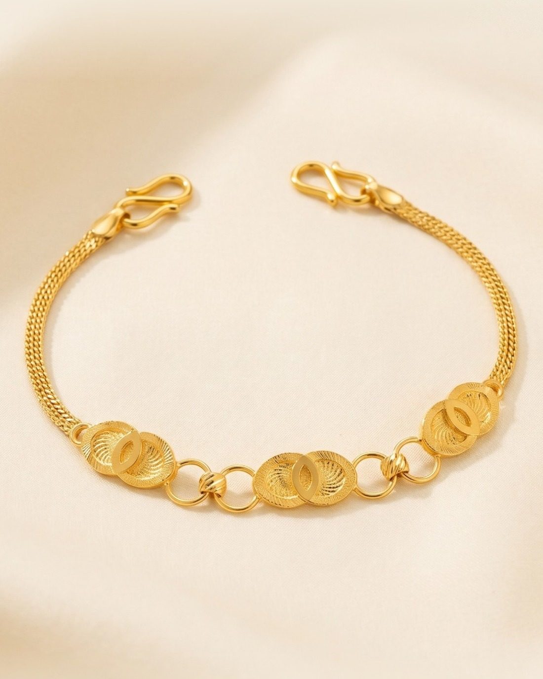 Interlocked Circles Bracelet, 22K Gold, 3.710 g